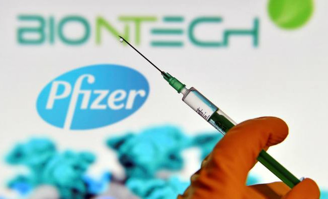 Вакцина Pfizer показала эффективность против коронавируса-мутанта: что нужно знать