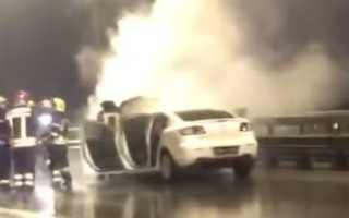 В Киеве на ходу вспыхнул автомобиль, видео