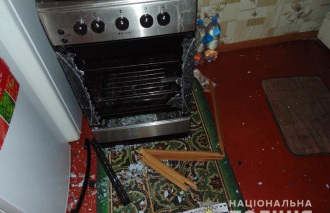 У Києві чоловік викинув з вікна гостя, який розбив скло у духовці