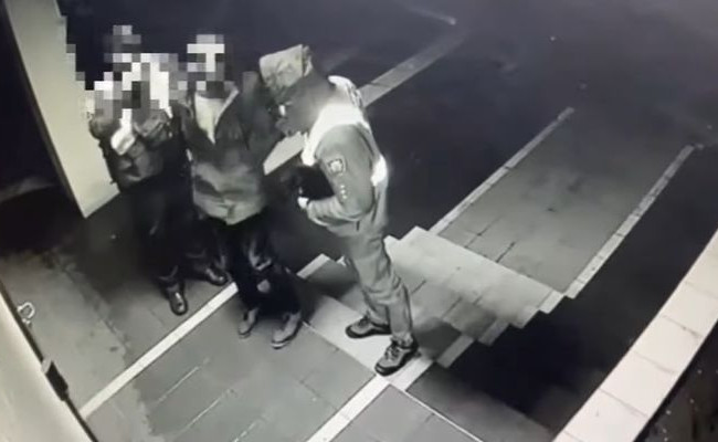 Под Киевом пьяный мужчина издевался над животным и сломал нос копу, видео