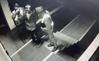 Под Киевом пьяный мужчина издевался над животным и сломал нос копу, видео