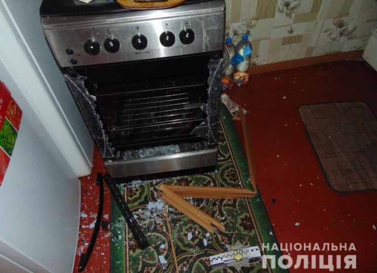 У Києві чоловік викинув з вікна гостя, який розбив скло у духовці