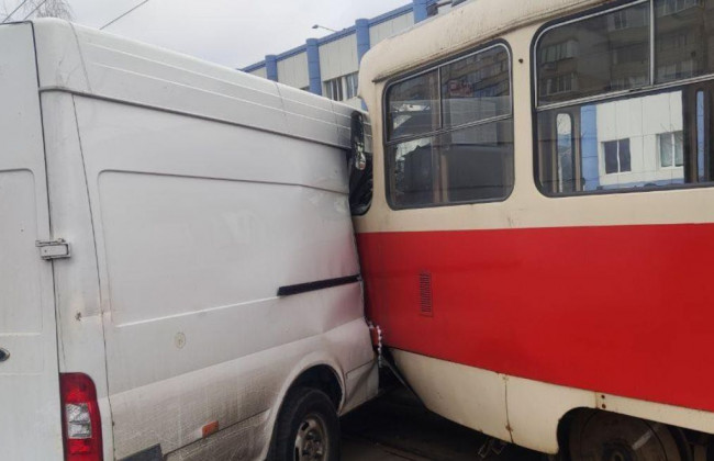 В Киеве трамвай протаранил микроавтобус