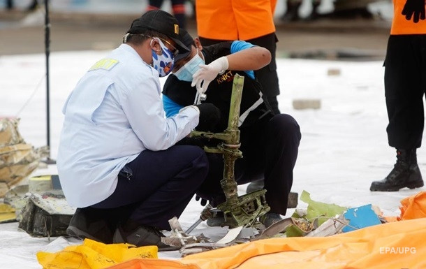 Найдены черные ящики разбившегося в Индонезии самолета