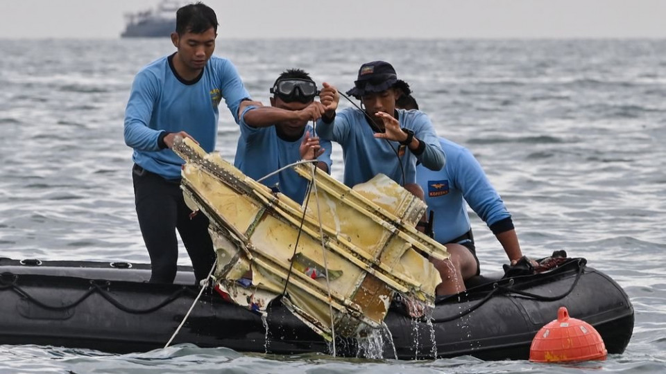 Авиакатастрофа в Индонезии: нашли обломки разбившегося самолета