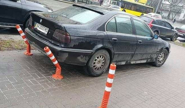 В Киеве отличился очередной «герой парковки» на BMW