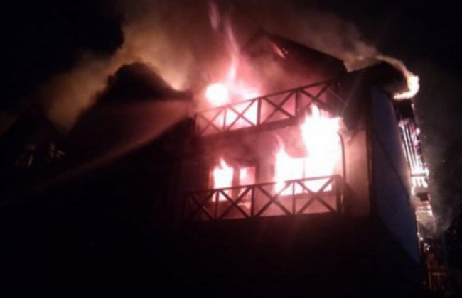 В Буковеле сгорел отель, в котором проживало 25 человек