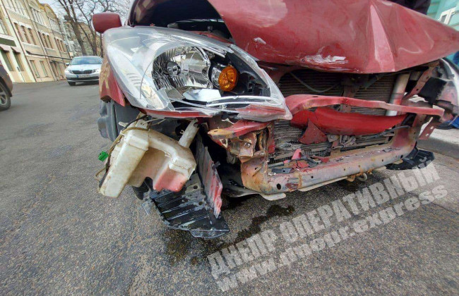 В Днепре на перекрестке случилось ДТП, видео