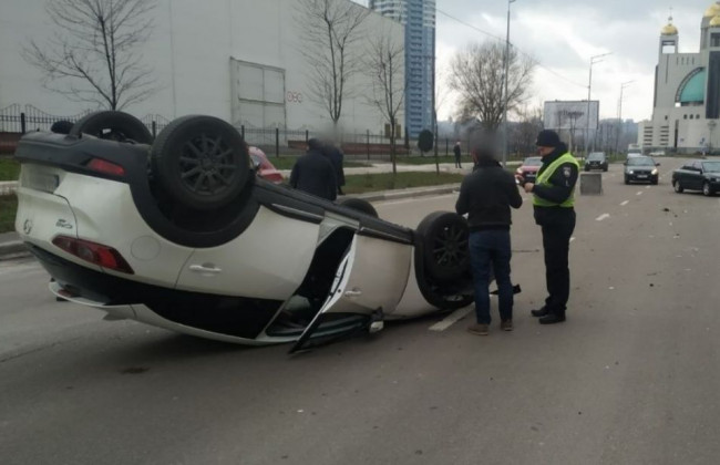 В Киеве произошло серьезное ДТП с переворотом, видео