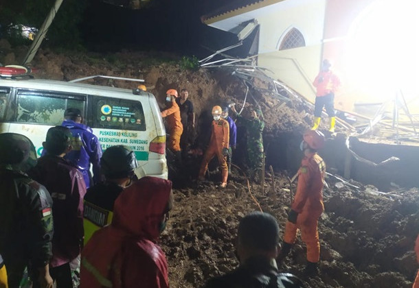 В Индонезии из-за масштабного оползня погибли 13 человек