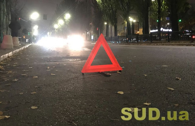 Под Киевом легковушка попала под грузовик, видео