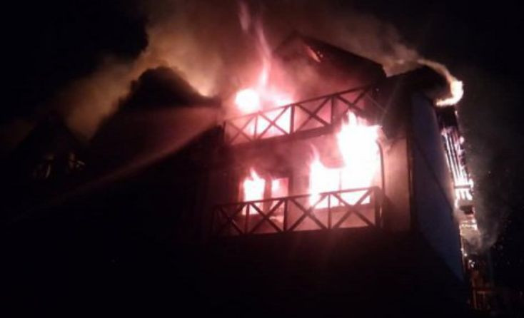 В Буковеле сгорел отель, в котором проживало 25 человек