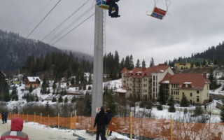 У Карпатах знову зламався підйомник: на висоті застрягли 14 людей, фото