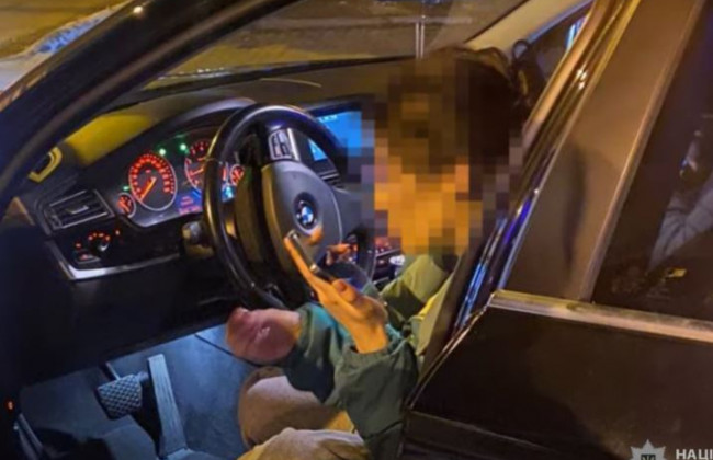 В Днепре пьяная женщина на BMW бросила бутылку в патрульную: видео