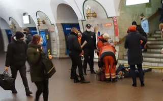 В Киеве в метро мужчина упал со ступенек