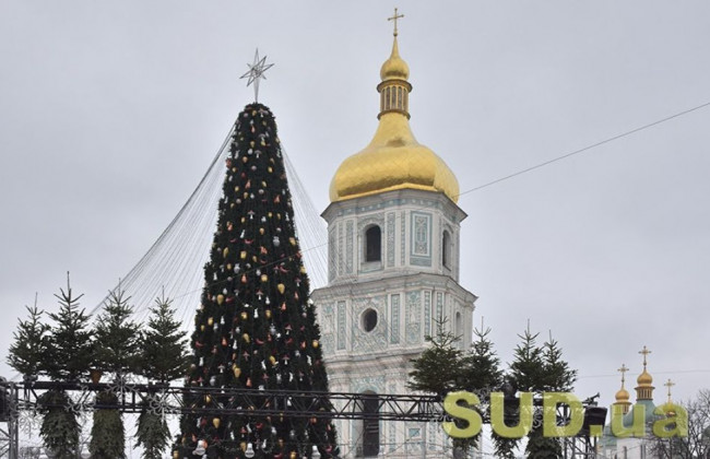В Киеве начали демонтировать главную елку страны, видео