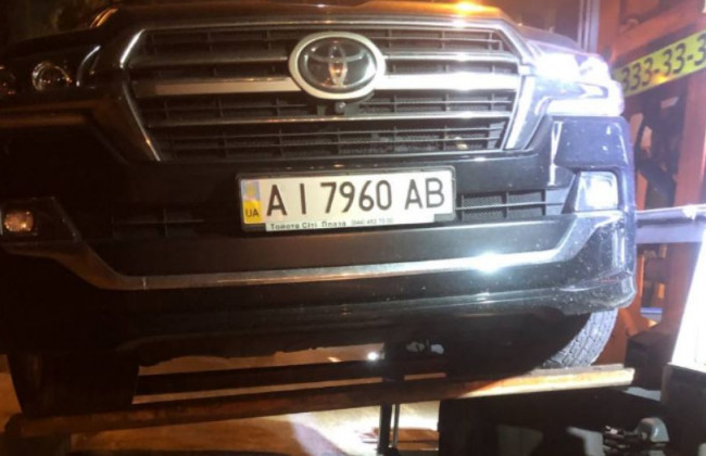 В Киеве наказали «героя парковки» на дорогом внедорожнике, фото