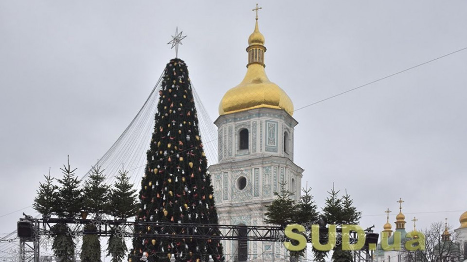 В Киеве начали демонтировать главную елку страны, видео