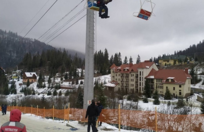 У Карпатах знову зламався підйомник: на висоті застрягли 14 людей, фото