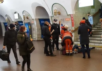 В Киеве в метро мужчина упал со ступенек