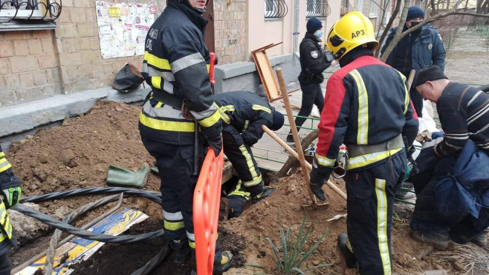 В Киеве произошел обвал грунта возле дома: есть погибший