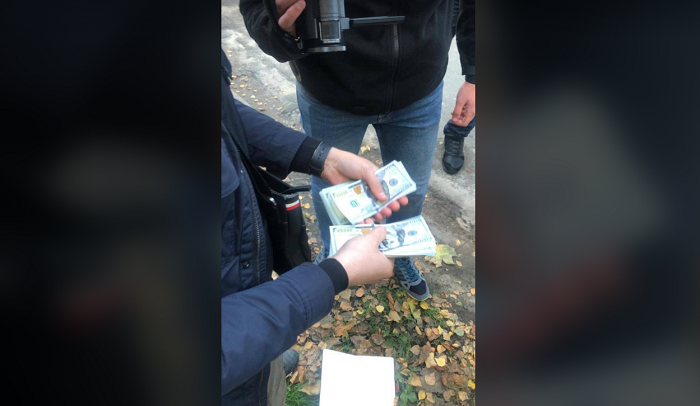 $4000 за пом’якшення покарання підозрюваному: оперуповноваженому поліції Київщини повідомлено про підозру