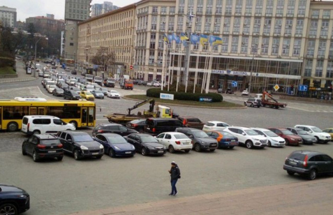Возле «Украинского дома» наказали десятки «героев парковки», фото