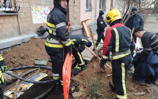 В Киеве произошел обвал грунта возле дома: есть погибший