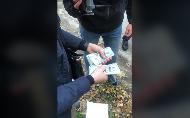 $4000 за пом’якшення покарання підозрюваному: оперуповноваженому поліції Київщини повідомлено про підозру