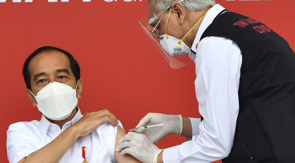 Президент Индонезии привился вакциной Sinovac, видео