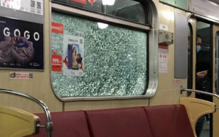В киевском метро хулиганы разбили окна в четырех поездах