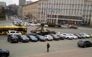 Возле «Украинского дома» наказали десятки «героев парковки», фото