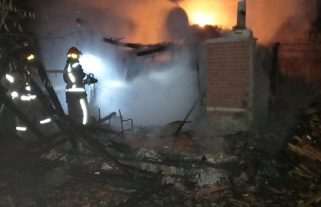 В Киеве полностью сгорело здание возле частного дома: фото