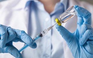 Литва приостановила вакцинацию известным препаратом Pfizer: в чем причина
