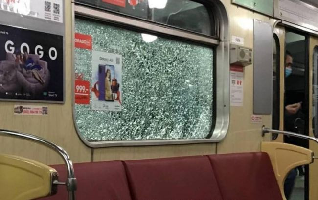 В киевском метро хулиганы разбили окна в четырех поездах