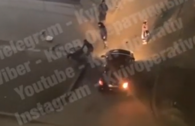 В Киеве произошла массовая драка возле супермаркета, видео