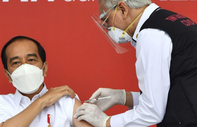 Президент Индонезии привился вакциной Sinovac, видео