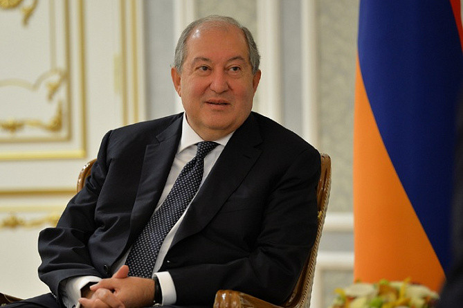 Президента Армении госпитализировали с новым штаммом коронавируса
