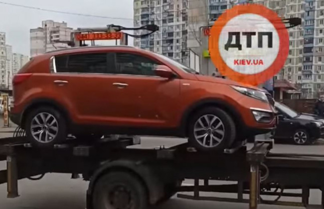 В Киеве эвакуатор забрал автомобиль с ребенком в салоне: видео