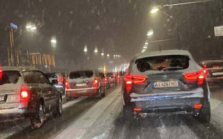 Снегопад парализовал Киев: в городе пробки, цены на такси взлетели вдвое