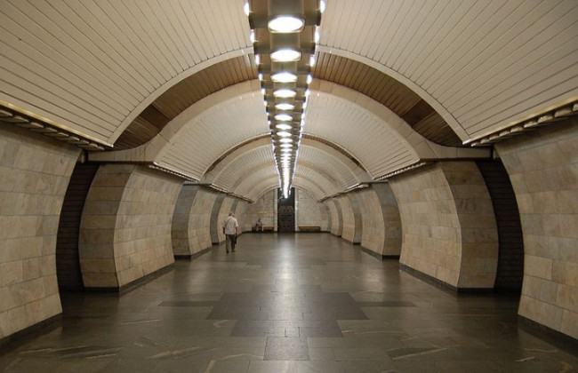 В Киеве на станции метро "Печерская" устанавливают новое LED освещение, фото