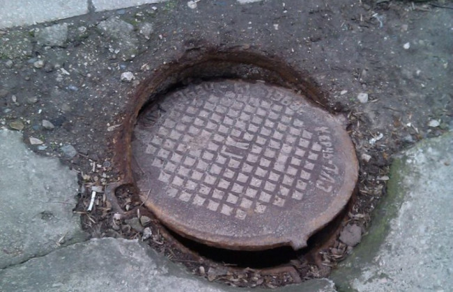 В спальном районе Киева из люка достали тело мужчины