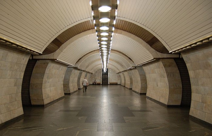 В Киеве на станции метро "Печерская" устанавливают новое LED освещение, фото