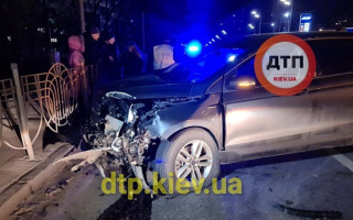 В Киеве пьяный водитель протаранил авто патрульных, фото