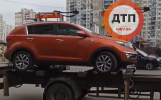 В Киеве эвакуатор забрал автомобиль с ребенком в салоне: видео
