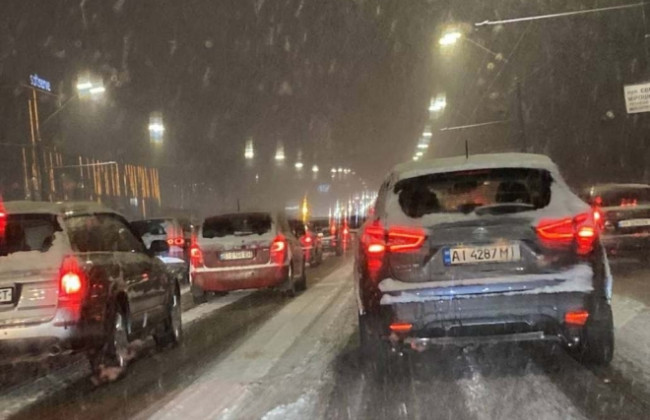 Снегопад парализовал Киев: в городе пробки, цены на такси взлетели вдвое