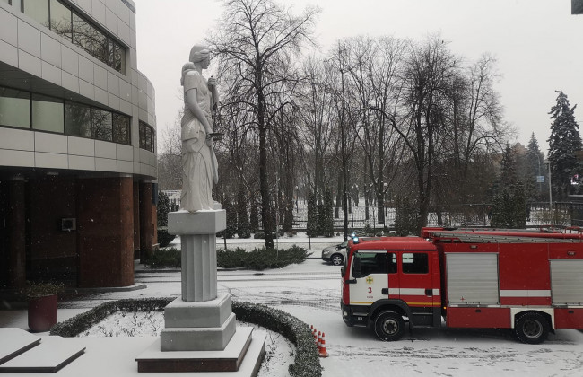 У будівлі Київського апеляційного суду шукають вибухівку