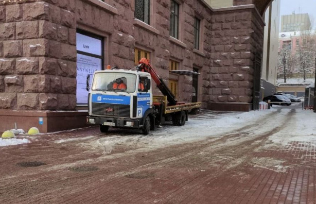 Возле КГГА эвакуаторы устроили «охоту» на «героев парковки», фото