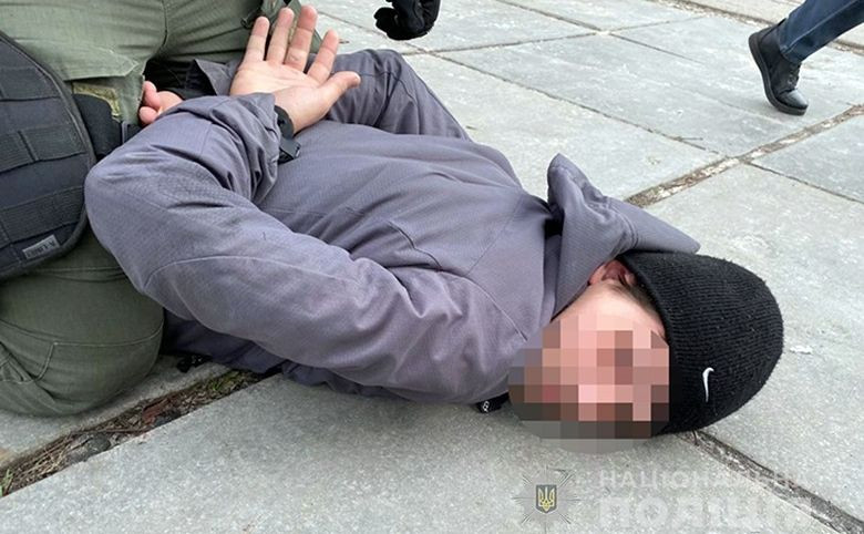 В Киеве мужчина отбирал у детей мобильные телефоны, угрожая ножом