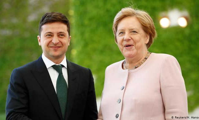 COVID-вакцина та Донбас: Зеленський провів телефонну розмову із Меркель